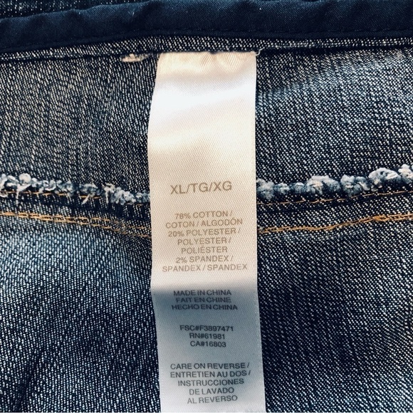 XL Dark Wash Denim Capris with Leg accent - Picture 5 of 7